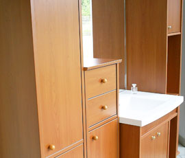 Salles de bains avec placards et tiroirs